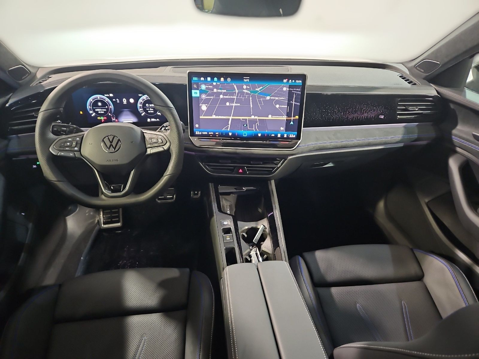 Passat R-Line 2,0 TDI 4M DSG SIGNATURE+LEDER+AHK+PANO+STANDHZ+HUD