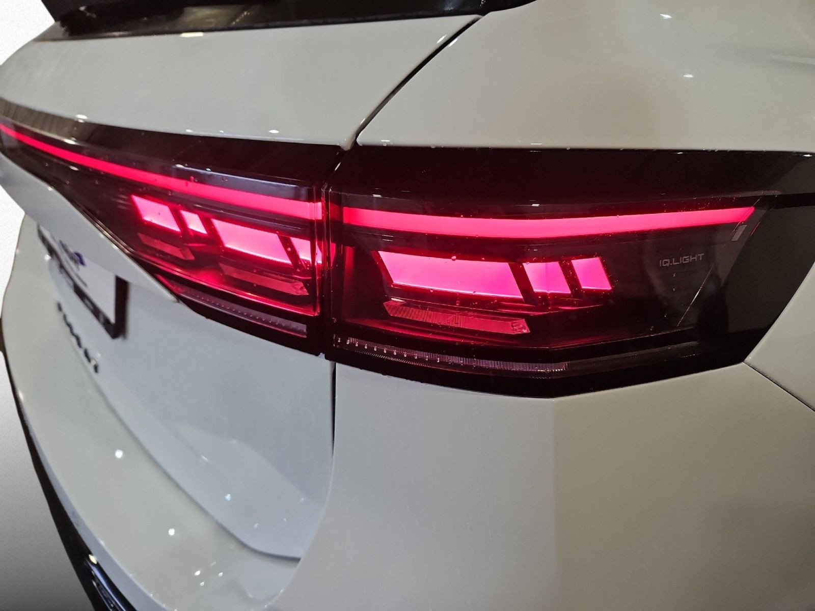 Passat R-Line 2,0 TDI 4M DSG SIGNATURE+LEDER+AHK+PANO+STANDHZ+HUD