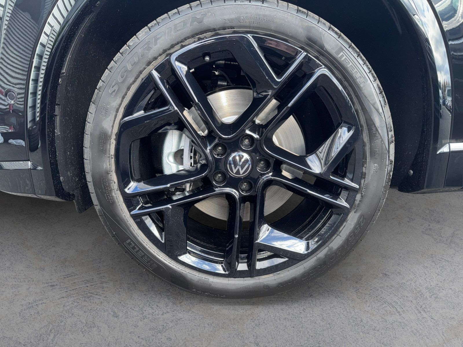 Tiguan R-Line 2.0 TDI 4M DSG LEDER+AHK+PANO+HUD+HARMAN-KARDON
