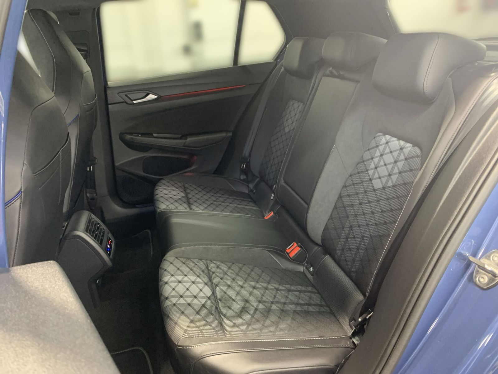 Golf VIII 2.0 TDI DSG R-LINE IQLIGHT+PANO+AHK+HUD