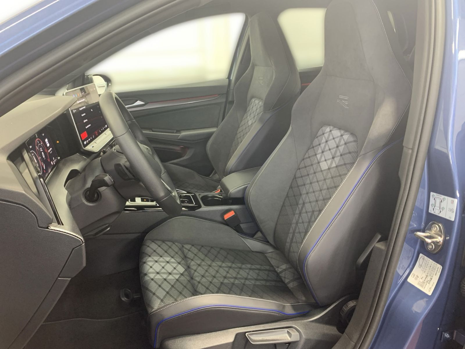 Golf VIII 2.0 TDI DSG R-LINE IQLIGHT+PANO+AHK+HUD