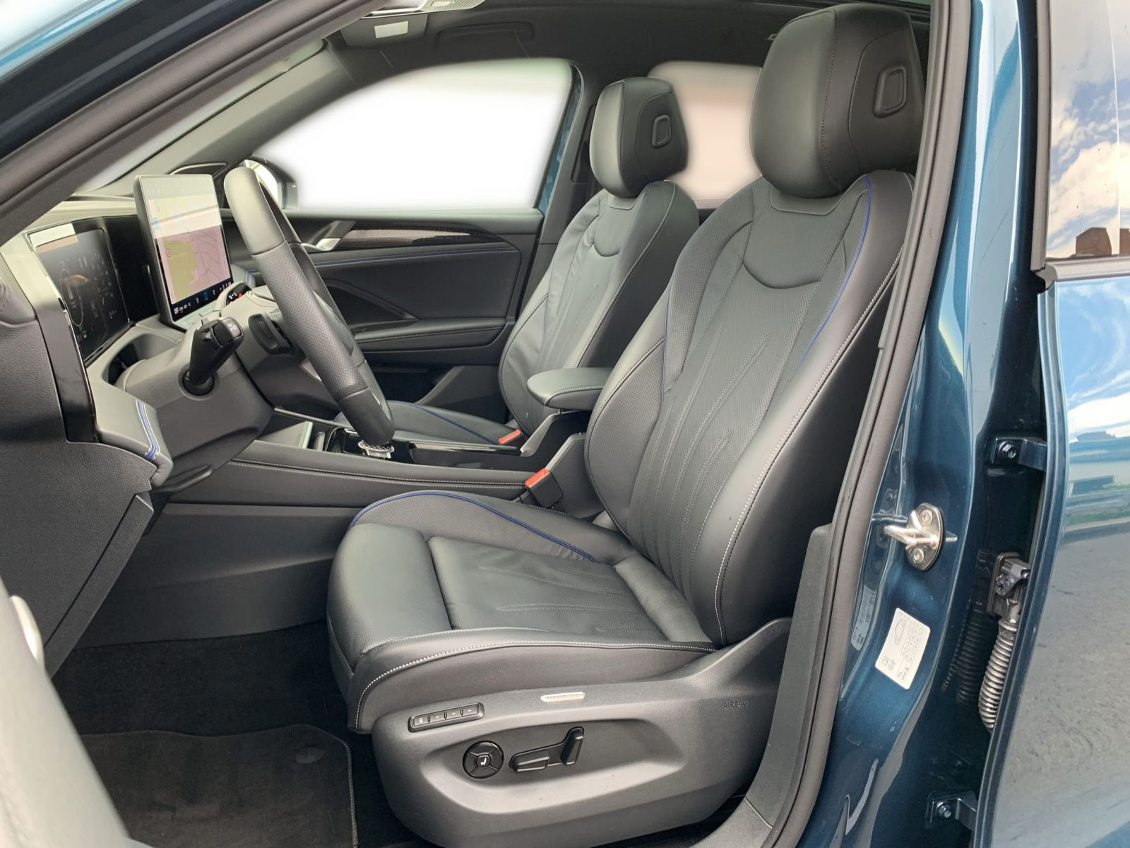 Tiguan 1.5 eHYBRID R LINE IQ.LIGHT+AHK+PANO+ACC