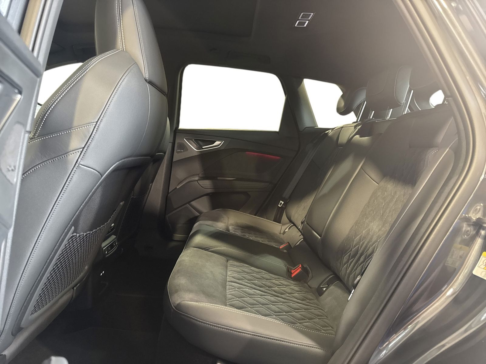 Q4 SUV *NEUES MODELL* e-tron quattro 220 kW