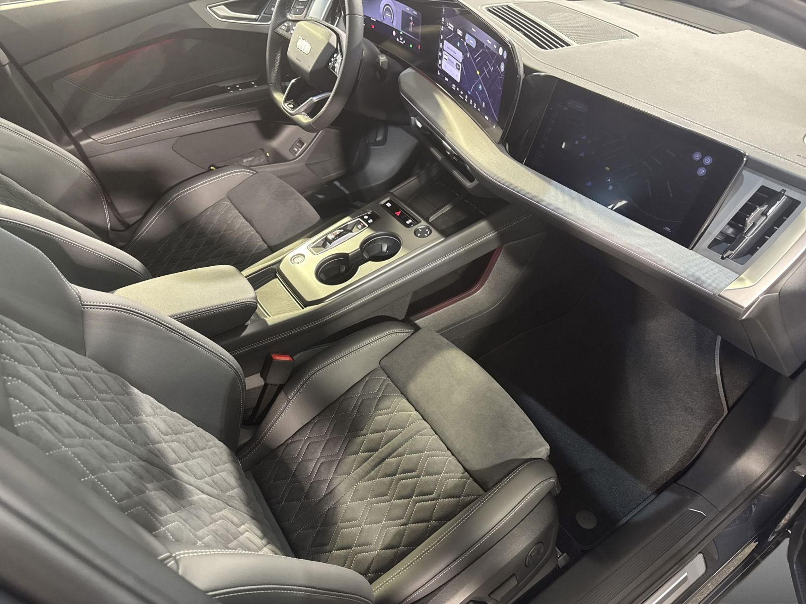 Q4 SUV *NEUES MODELL* e-tron quattro 220 kW