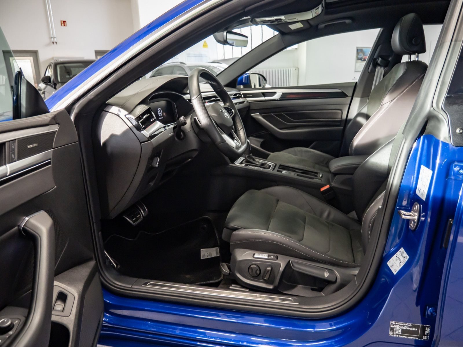 Arteon Shootingbrake R-LINE TDI DSG 4MOTION+ALU 20+DCC+HARMAN/KARDON+PANO+LED-MATRIX+NAVI PRO