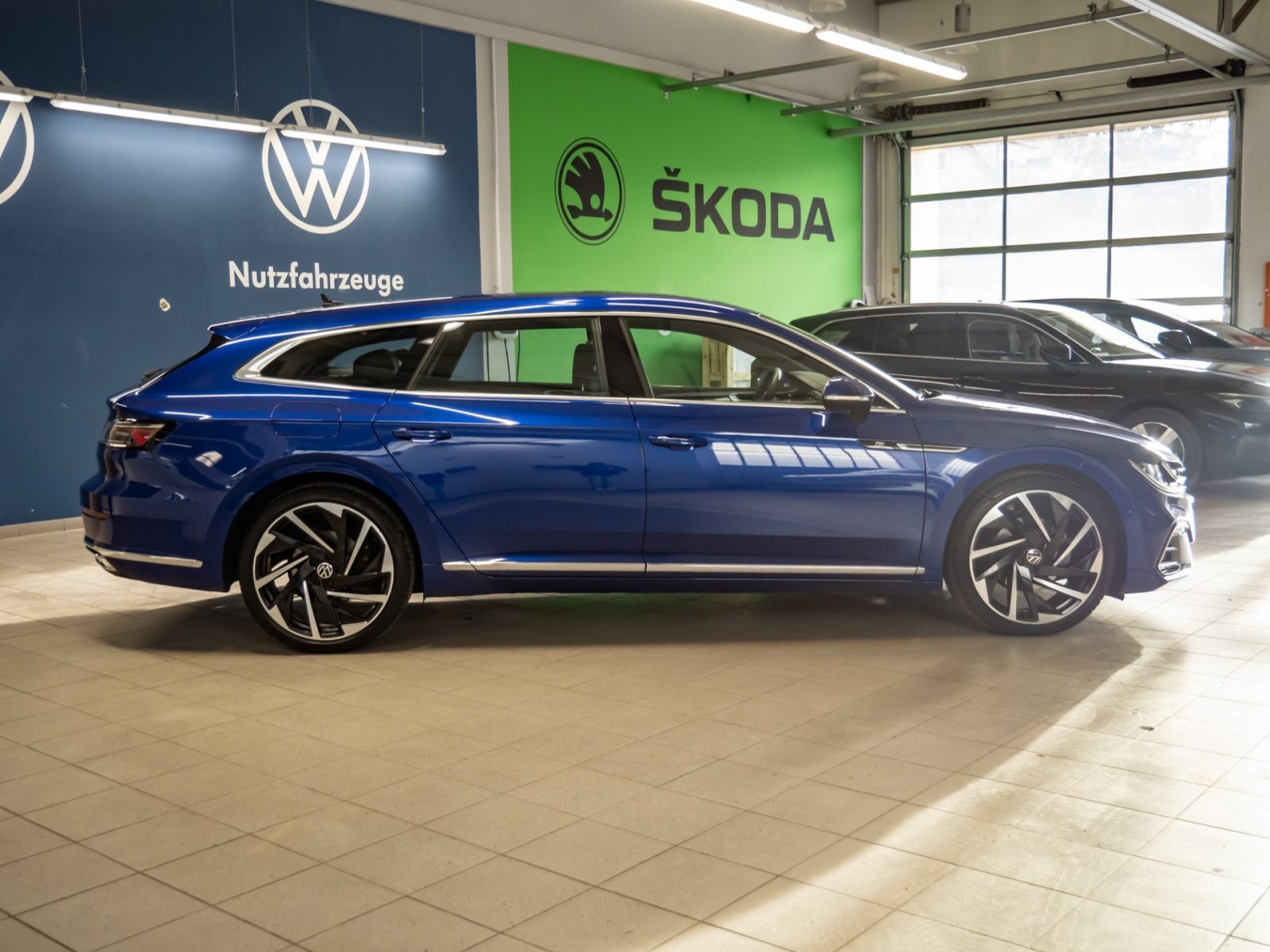 Arteon Shootingbrake R-LINE TDI DSG 4MOTION+ALU 20+DCC+HARMAN/KARDON+PANO+LED-MATRIX+NAVI PRO