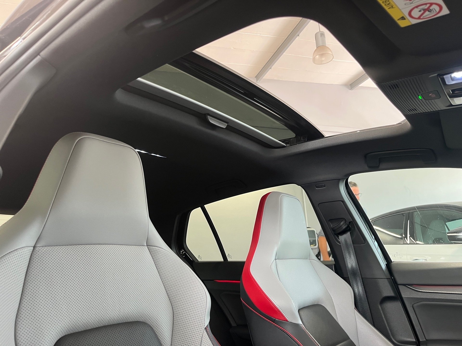 Golf VIII GTI+ALU 19+LEDER+PANO+LED-MATRIX+STANDHEIZUNG+RÜCKFAHRKAMERA+NAVI PRO