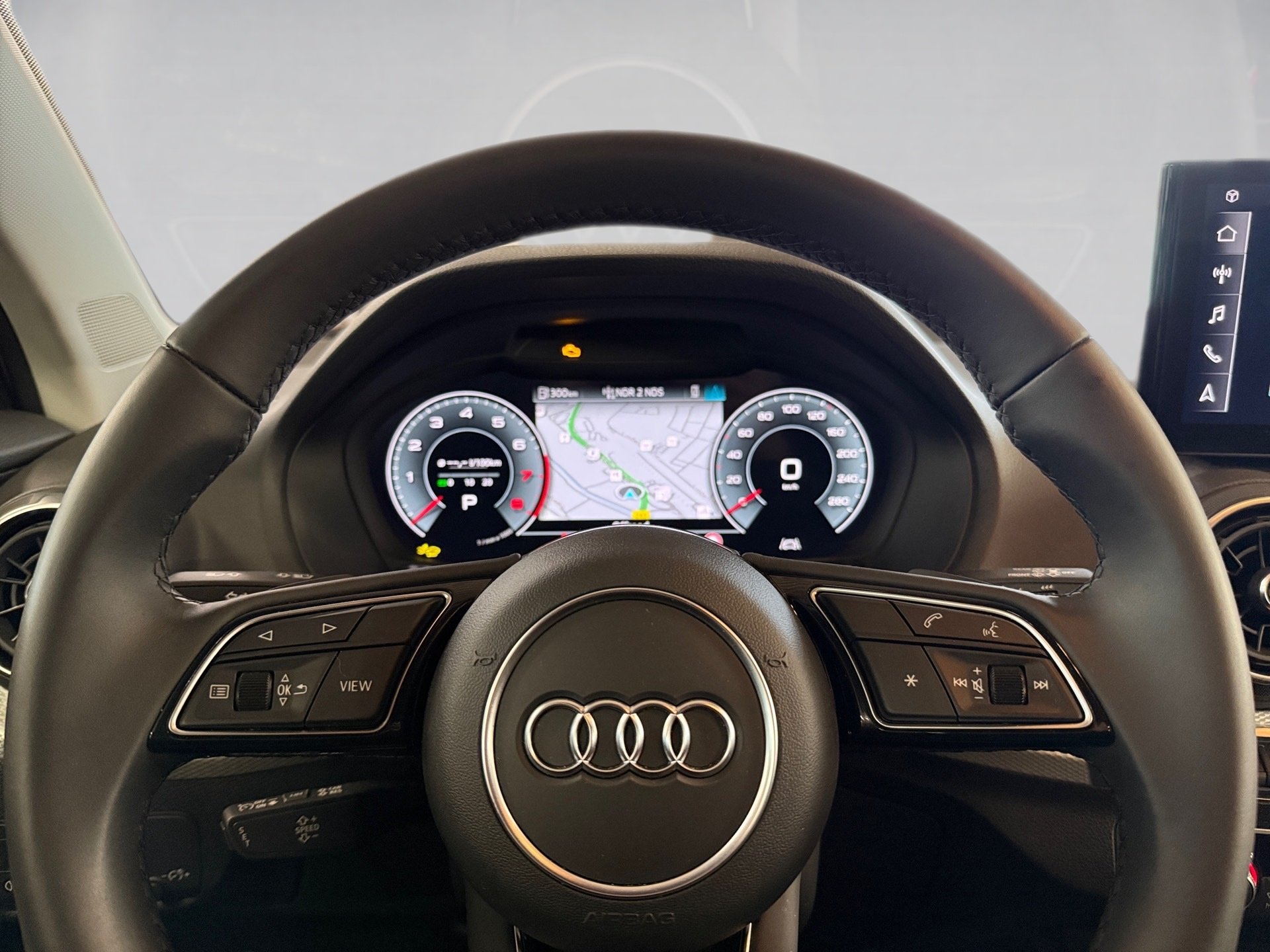 Q2 35 TFSI advanced S-tronic LED AHK PDC RFK SHZ