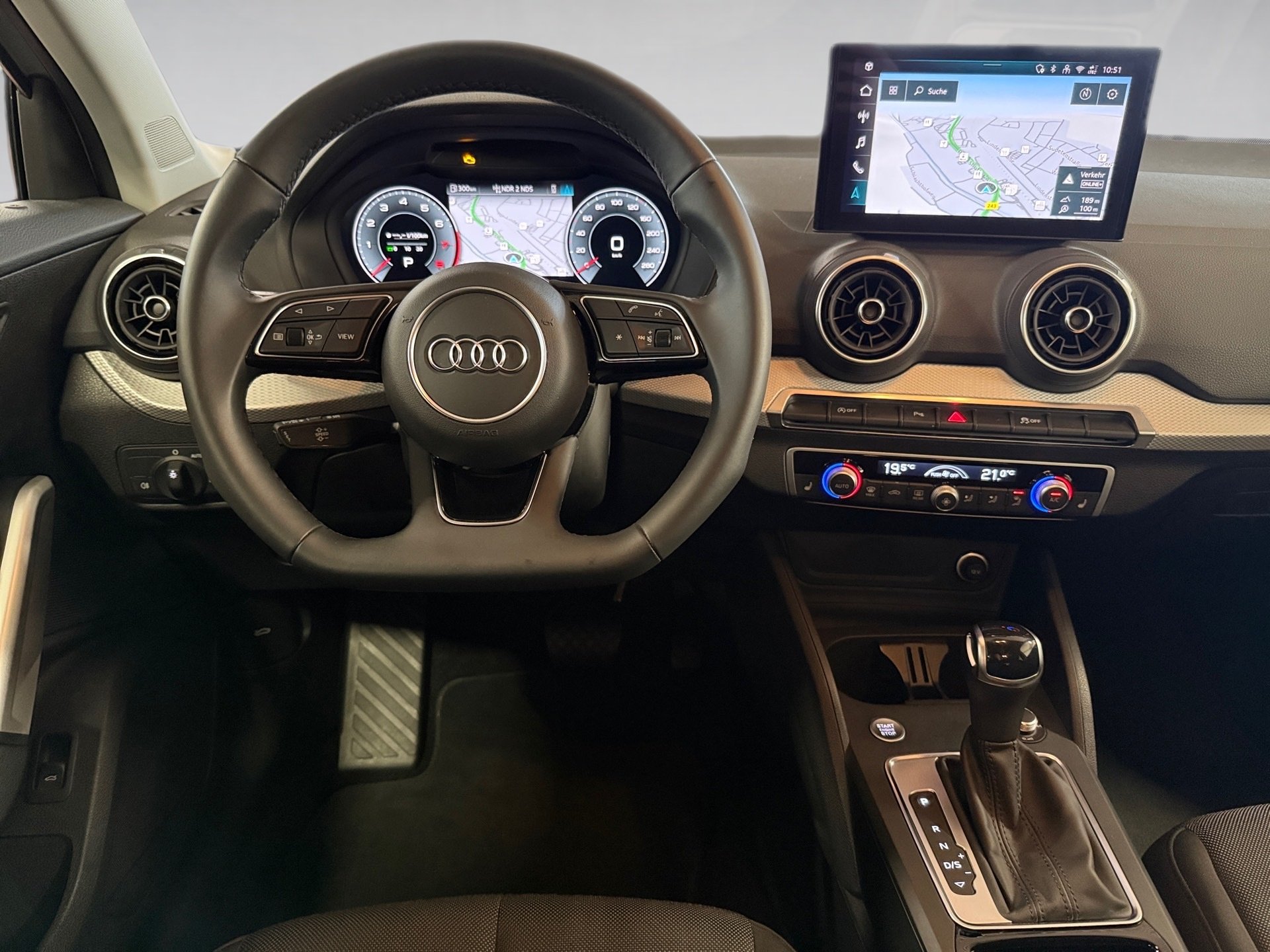 Q2 35 TFSI advanced S-tronic LED AHK PDC RFK SHZ