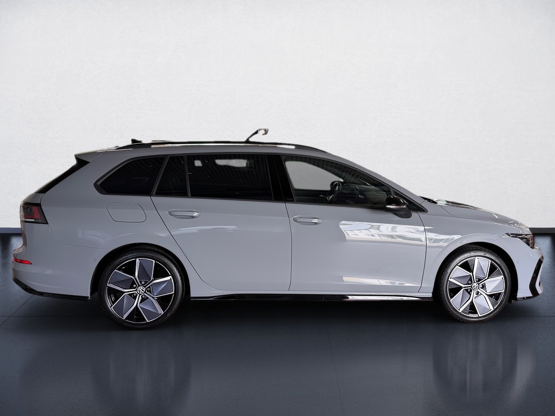 Golf Variant 1.5 eTSI R-Line DSG BlackStyle Matrix HuD AHK